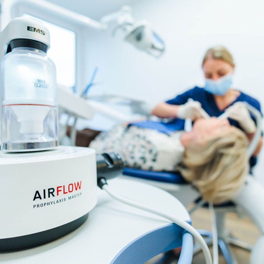 Die Zahnarztpraxis von Zahnarzt Dr. Schovenberg in der Nähe von Übach-Palenberg bietet Prophylaxe und professionelle Zahnreinigung.