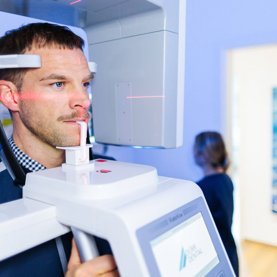 Beratung bei Zahnarzt Dr. Schovenberg zu Zahnimplantaten bei Aldenhoven